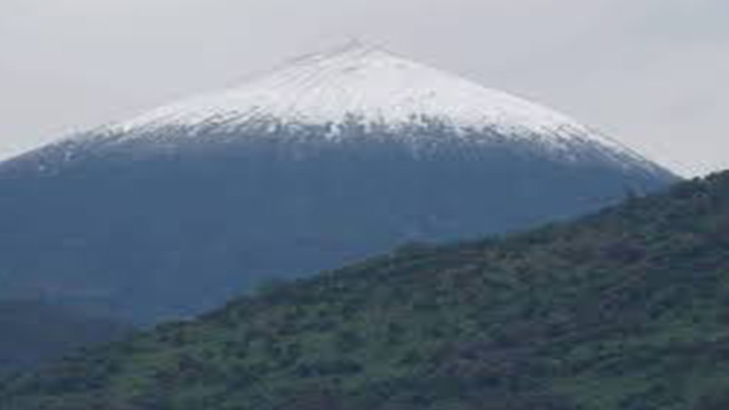 Mount Karisimbi in the Virunga Mountains featuring a volcanic summit, alpine vegetation, and scenic landscapes on the Rwanda–DR Congo border.